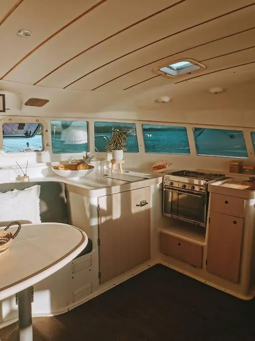 Botel Catamaran Tout Confort Sur La Baie De Deshaies Hotel